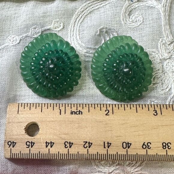 Vintage Mid Century Modern Green Swirl Plastic Clip on Earrings - Picture 3 of 3
